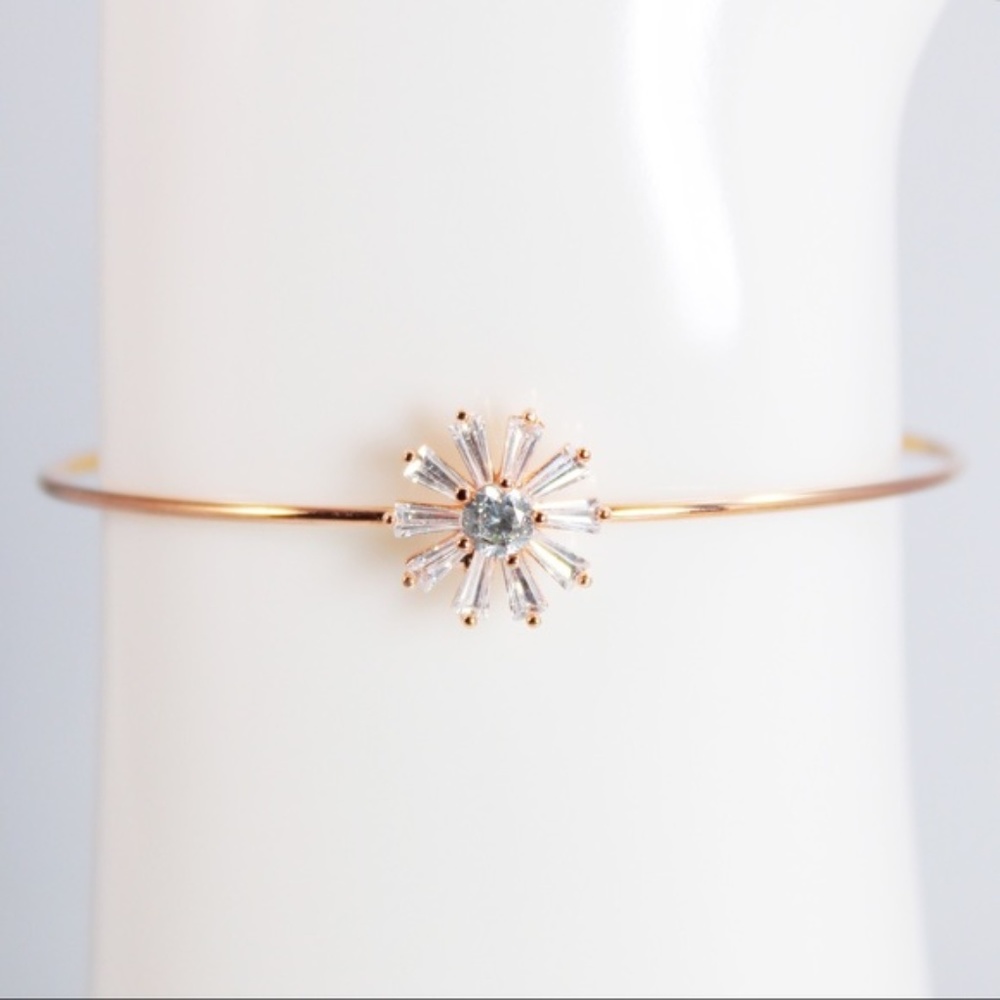 Elegant Golden Bracelet with Zirconia Flower